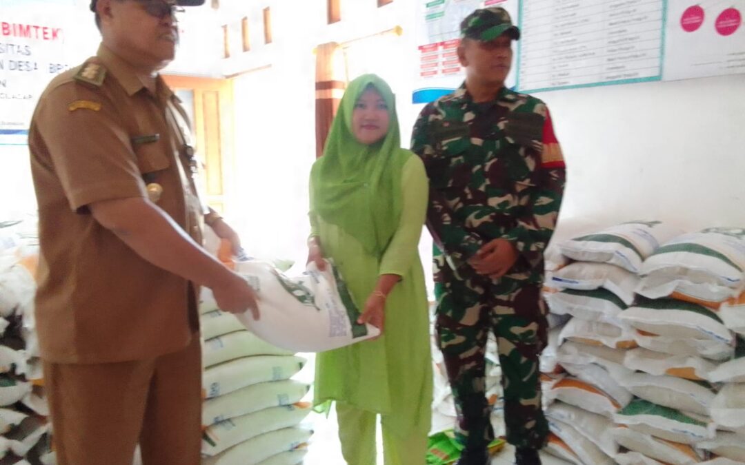 Distribusi Bantuan Pangan: 10 kg Beras untuk Setiap KPM di Desa Babakan Karangpucung