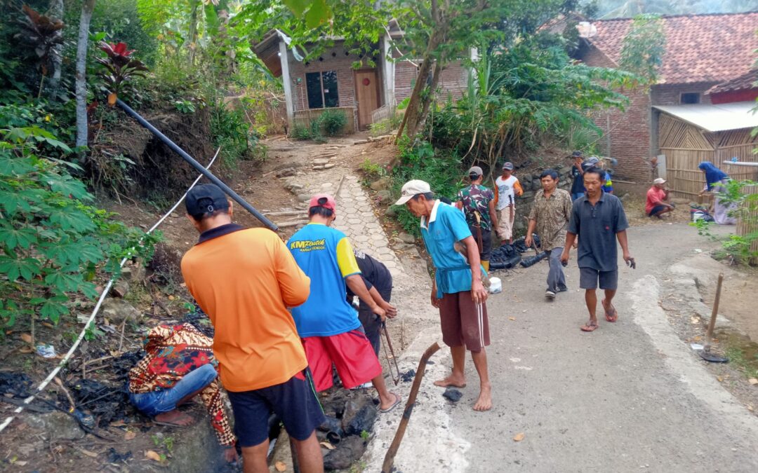 Warga RT 12 RW 3 Dusun Karanganyar Gelar Kerja Bakti Bersihkan Drainase