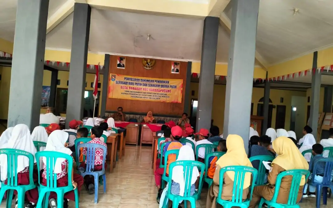 Penyaluran Dukungan Pendidikan di Desa Babakan: Seragam Putih Biru dan Merah Putih Disalurkan kepada Siswa